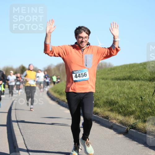 06.04.2025 - 44. Internationalen Wilhelmsburger Insellauf Jannik Wohlers http://msf.ph/oto/7615355 06.04.2025 09:34:05 Laufen 4456 meine-sportfotos.de