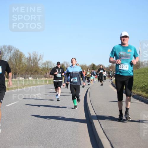06.04.2025 - 44. Internationalen Wilhelmsburger Insellauf Jannik Wohlers http://msf.ph/oto/7615561 06.04.2025 09:34:50 Laufen 136, 4239, 4140, 5096, 3797, 1384 meine-sportfotos.de
