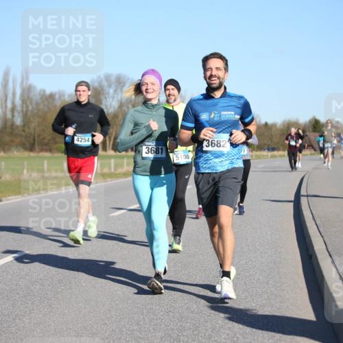 06.04.2025 - 44. Internationalen Wilhelmsburger Insellauf Jannik Wohlers http://msf.ph/oto/7615645 06.04.2025 09:35:14 Laufen 4254, 3681, 5100, 3682, 4316 meine-sportfotos.de