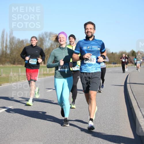 06.04.2025 - 44. Internationalen Wilhelmsburger Insellauf Jannik Wohlers http://msf.ph/oto/7615646 06.04.2025 09:35:14 Laufen 4254, 3681, 00, 3682, 277, 431 meine-sportfotos.de