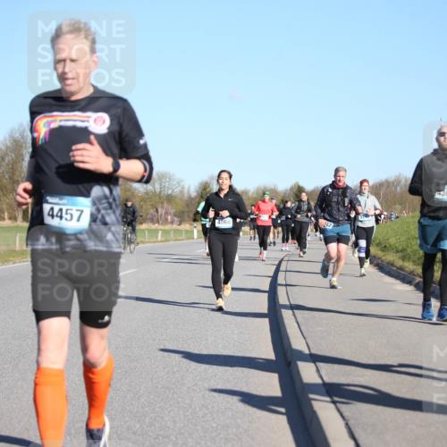 06.04.2025 - 44. Internationalen Wilhelmsburger Insellauf Jannik Wohlers http://msf.ph/oto/7615948 06.04.2025 09:36:21 Laufen 4457, 4060, 42, 5192, 4369, 3375 meine-sportfotos.de