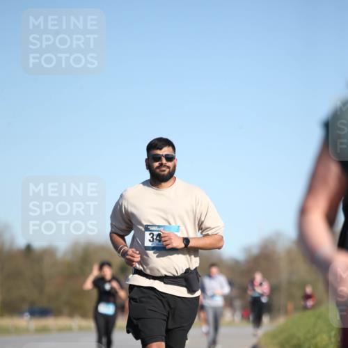 06.04.2025 - 44. Internationalen Wilhelmsburger Insellauf Jannik Wohlers http://msf.ph/oto/7617616 06.04.2025 09:43:45 Laufen 34 meine-sportfotos.de