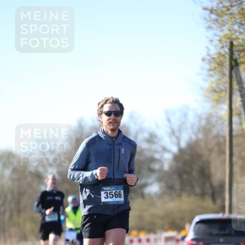 06.04.2025 - 44. Internationalen Wilhelmsburger Insellauf Jannik Wohlers http://msf.ph/oto/7619296 06.04.2025 10:01:42 Laufen 3566 meine-sportfotos.de