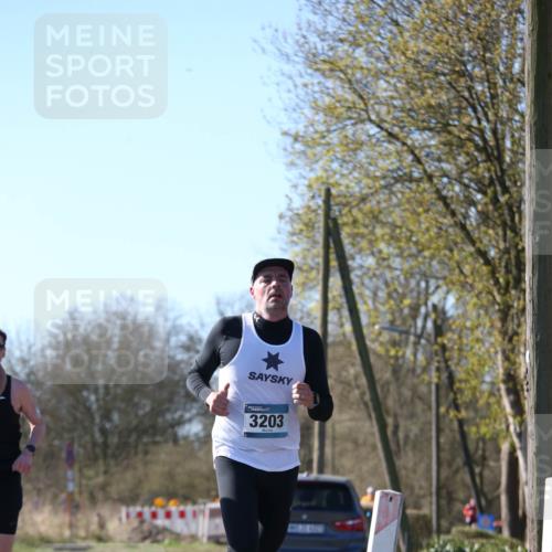 06.04.2025 - 44. Internationalen Wilhelmsburger Insellauf Jannik Wohlers http://msf.ph/oto/7619917 06.04.2025 10:04:49 Laufen 3203 meine-sportfotos.de