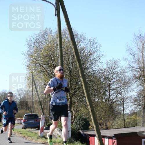 06.04.2025 - 44. Internationalen Wilhelmsburger Insellauf Jannik Wohlers http://msf.ph/oto/7620121 06.04.2025 10:05:40 Laufen 525, 31, 4323, 3839 meine-sportfotos.de