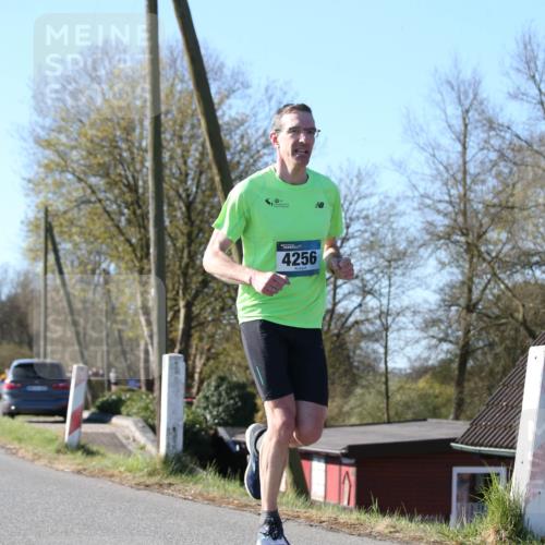 06.04.2025 - 44. Internationalen Wilhelmsburger Insellauf Jannik Wohlers http://msf.ph/oto/7620227 06.04.2025 10:05:45 Laufen 4256 meine-sportfotos.de