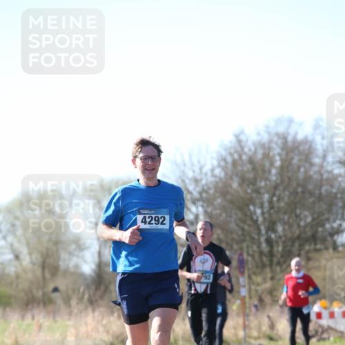06.04.2025 - 44. Internationalen Wilhelmsburger Insellauf Jannik Wohlers http://msf.ph/oto/7621050 06.04.2025 10:09:34 Laufen 4292, 92 meine-sportfotos.de