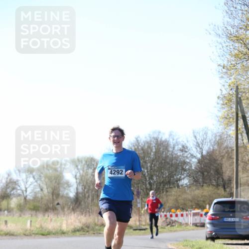 06.04.2025 - 44. Internationalen Wilhelmsburger Insellauf Jannik Wohlers http://msf.ph/oto/7621053 06.04.2025 10:09:34 Laufen 4292, 31, 4323 meine-sportfotos.de