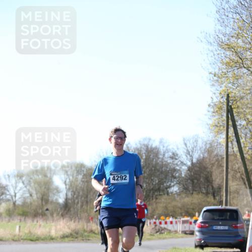 06.04.2025 - 44. Internationalen Wilhelmsburger Insellauf Jannik Wohlers http://msf.ph/oto/7621056 06.04.2025 10:09:35 Laufen 4292, 4323 meine-sportfotos.de