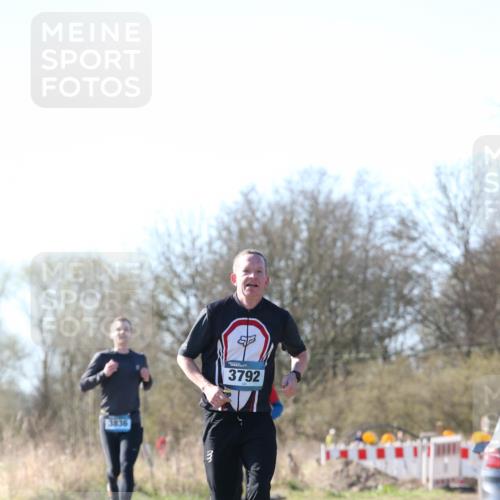 06.04.2025 - 44. Internationalen Wilhelmsburger Insellauf Jannik Wohlers http://msf.ph/oto/7621057 06.04.2025 10:09:36 Laufen 3836, 3792 meine-sportfotos.de