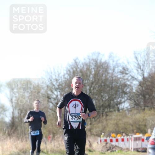 06.04.2025 - 44. Internationalen Wilhelmsburger Insellauf Jannik Wohlers http://msf.ph/oto/7621058 06.04.2025 10:09:36 Laufen 3836, 3792 meine-sportfotos.de