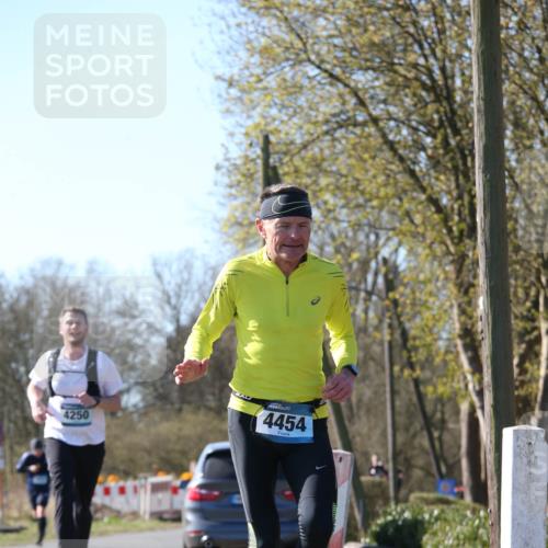 06.04.2025 - 44. Internationalen Wilhelmsburger Insellauf Jannik Wohlers http://msf.ph/oto/7621454 06.04.2025 10:12:50 Laufen 4250, 4454 meine-sportfotos.de