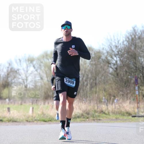 06.04.2025 - 44. Internationalen Wilhelmsburger Insellauf Jannik Wohlers http://msf.ph/oto/7622113 06.04.2025 10:18:02 Laufen 3909 meine-sportfotos.de
