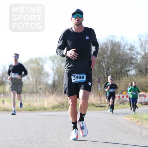 06.04.2025 - 44. Internationalen Wilhelmsburger Insellauf Jannik Wohlers http://msf.ph/oto/7622120 06.04.2025 10:18:04 Laufen 3909 meine-sportfotos.de