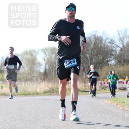 06.04.2025 - 44. Internationalen Wilhelmsburger Insellauf Jannik Wohlers http://msf.ph/oto/7622121 06.04.2025 10:18:04 Laufen 3909, 31, 4323 meine-sportfotos.de