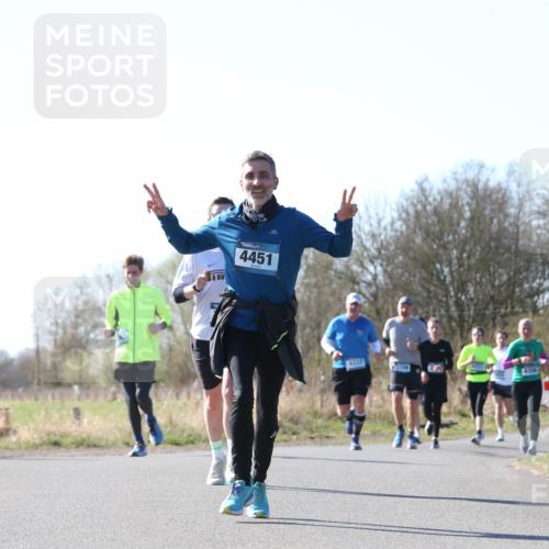 06.04.2025 - 44. Internationalen Wilhelmsburger Insellauf Jannik Wohlers http://msf.ph/oto/7622558 06.04.2025 10:22:06 Laufen 4451, 4337, 4356 meine-sportfotos.de