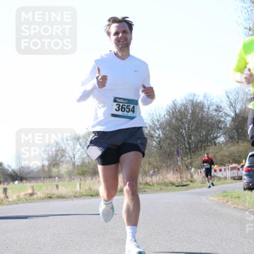 06.04.2025 - 44. Internationalen Wilhelmsburger Insellauf Jannik Wohlers http://msf.ph/oto/7622593 06.04.2025 10:22:19 Laufen 3654, 4253 meine-sportfotos.de