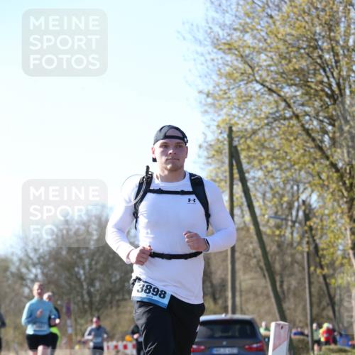 06.04.2025 - 44. Internationalen Wilhelmsburger Insellauf Jannik Wohlers http://msf.ph/oto/7622635 06.04.2025 10:22:45 Laufen 3898 meine-sportfotos.de