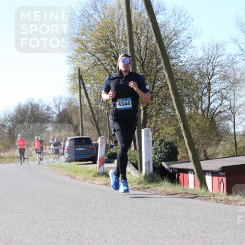 06.04.2025 - 44. Internationalen Wilhelmsburger Insellauf Jannik Wohlers http://msf.ph/oto/7622832 06.04.2025 10:23:57 Laufen 31, 4323, 4344 meine-sportfotos.de