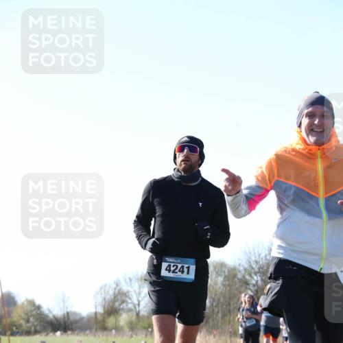 06.04.2025 - 44. Internationalen Wilhelmsburger Insellauf Jannik Wohlers http://msf.ph/oto/7622920 06.04.2025 10:24:33 Laufen 4241 meine-sportfotos.de