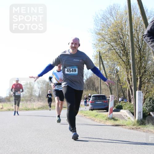 06.04.2025 - 44. Internationalen Wilhelmsburger Insellauf Jannik Wohlers http://msf.ph/oto/7623057 06.04.2025 10:25:39 Laufen 4554, 4549 meine-sportfotos.de
