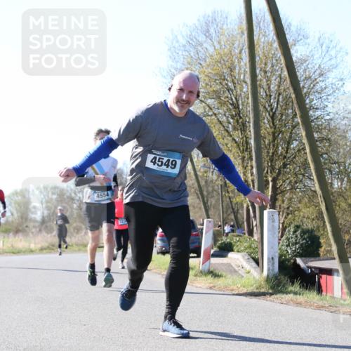 06.04.2025 - 44. Internationalen Wilhelmsburger Insellauf Jannik Wohlers http://msf.ph/oto/7623061 06.04.2025 10:25:40 Laufen 4554, 4549 meine-sportfotos.de