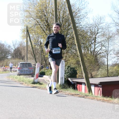 06.04.2025 - 44. Internationalen Wilhelmsburger Insellauf Jannik Wohlers http://msf.ph/oto/7623273 06.04.2025 10:27:18 Laufen 4181, 31, 4323, 3916 meine-sportfotos.de
