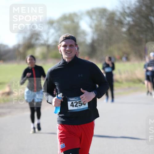 06.04.2025 - 44. Internationalen Wilhelmsburger Insellauf Jannik Wohlers http://msf.ph/oto/7623929 06.04.2025 10:32:06 Laufen 1, 4254 meine-sportfotos.de