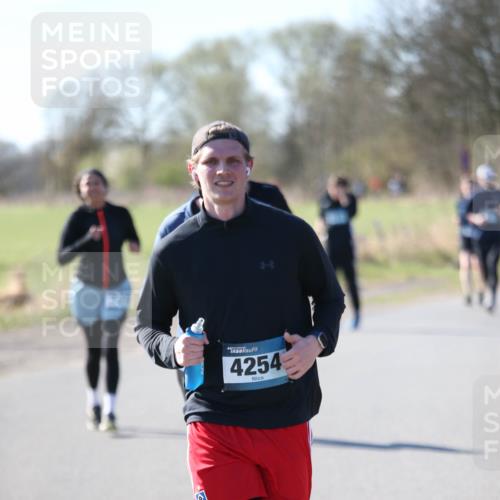 06.04.2025 - 44. Internationalen Wilhelmsburger Insellauf Jannik Wohlers http://msf.ph/oto/7623930 06.04.2025 10:32:06 Laufen 5377, 4254 meine-sportfotos.de