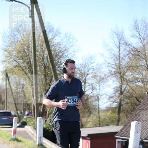 06.04.2025 - 44. Internationalen Wilhelmsburger Insellauf Jannik Wohlers http://msf.ph/oto/7624219 06.04.2025 10:33:39 Laufen 4354 meine-sportfotos.de