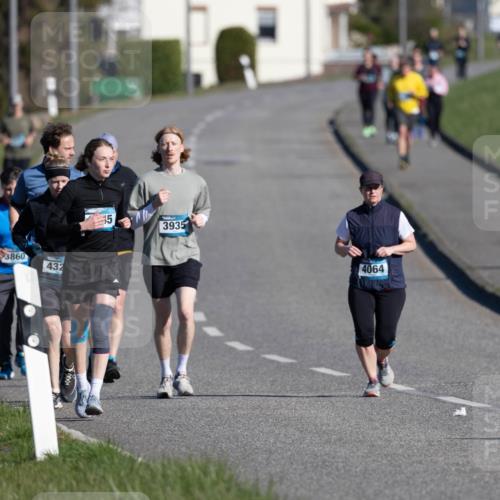 06.04.2025 - 44. Internationalen Wilhelmsburger Insellauf Michael Strokosch http://msf.ph/oto/7624710 06.04.2025 10:13:30 Laufen 3860, 432, 5, 3935, 4064 meine-sportfotos.de