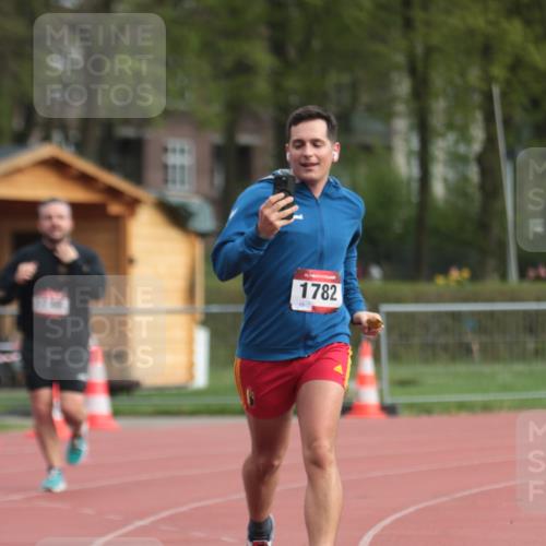 13.04.2025 - Hammer Lauf A. Gomolzig http://msf.ph/oto/7657442 13.04.2025 10:13:06 Ziel 1782 meine-sportfotos.de