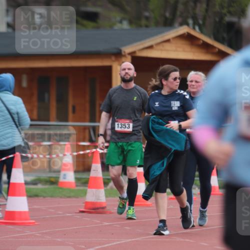 13.04.2025 - Hammer Lauf A. Gomolzig http://msf.ph/oto/7659198 13.04.2025 10:21:11 Ziel 265, 266, 1365 meine-sportfotos.de
