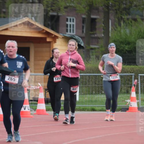 13.04.2025 - Hammer Lauf A. Gomolzig http://msf.ph/oto/7659201 13.04.2025 10:21:12 Ziel 265, 266, 1365 meine-sportfotos.de