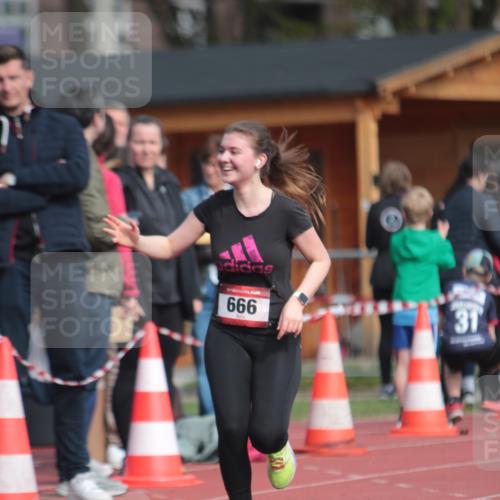 13.04.2025 - Hammer Lauf A. Gomolzig http://msf.ph/oto/7661783 13.04.2025 10:52:03 Ziel 562, 666, 922 meine-sportfotos.de