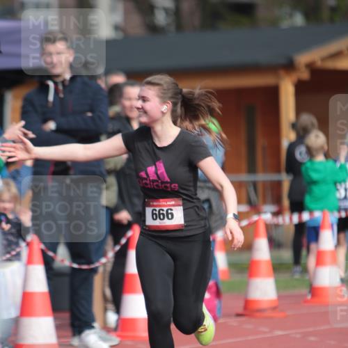 13.04.2025 - Hammer Lauf A. Gomolzig http://msf.ph/oto/7661787 13.04.2025 10:52:03 Ziel 562, 666, 922 meine-sportfotos.de