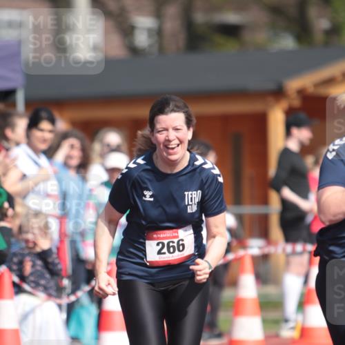 13.04.2025 - Hammer Lauf A. Gomolzig http://msf.ph/oto/7662300 13.04.2025 10:59:43 Ziel 265, 266 meine-sportfotos.de