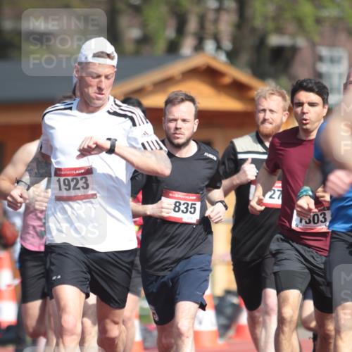 13.04.2025 - Hammer Lauf A. Gomolzig http://msf.ph/oto/7662352 13.04.2025 11:00:35 Ziel 12, 14, 18, 112, 188, 218, 221, 227, 233, 306, 312, 475, 483, 485, 492, 493, 559, 588, 601, 609, 628, 643, 654, 670, 730, 945, 950, 986, 995, 1028, 1044, 1049, 1139, 1173, 1174, 1184, 1303, 1371, 1727, 1783, 1804, 1835, 1837, 1923, 1947, 1965, 1989 meine-sportfotos.de