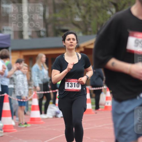 13.04.2025 - Hammer Lauf A. Gomolzig http://msf.ph/oto/7663822 13.04.2025 11:37:54 Ziel 20, 21, 1310 meine-sportfotos.de