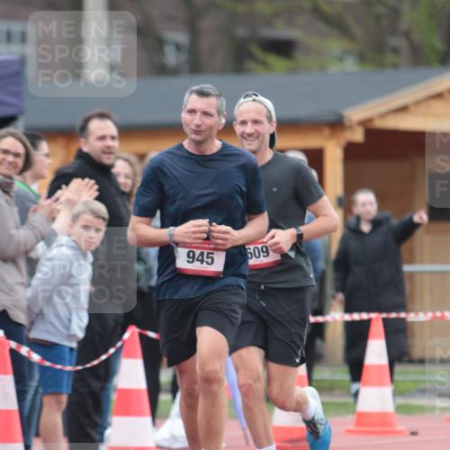 13.04.2025 - Hammer Lauf A. Gomolzig http://msf.ph/oto/7664575 13.04.2025 11:58:16 Ziel 109, 384, 609, 945 meine-sportfotos.de