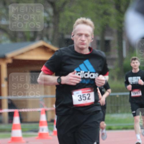 13.04.2025 - Hammer Lauf A. Gomolzig http://msf.ph/oto/7665075 13.04.2025 12:05:44 Ziel 566, 669, 1946, 1947 meine-sportfotos.de