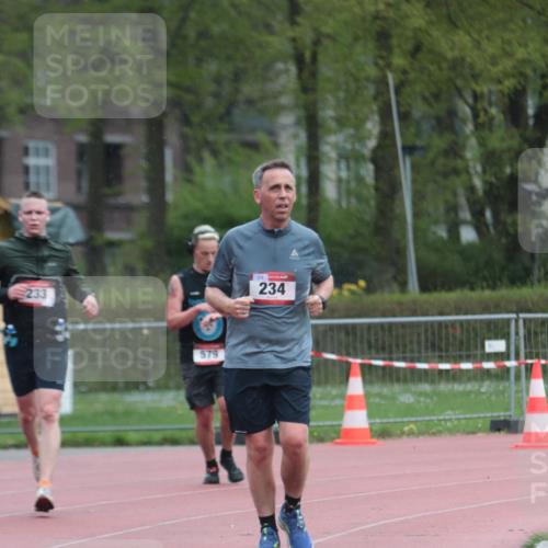 13.04.2025 - Hammer Lauf A. Gomolzig http://msf.ph/oto/7665536 13.04.2025 12:16:05 Ziel 233, 234, 579 meine-sportfotos.de