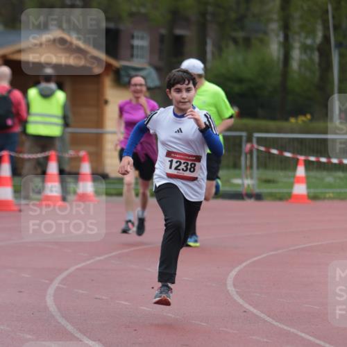 13.04.2025 - Hammer Lauf A. Gomolzig http://msf.ph/oto/7666829 13.04.2025 12:47:26 Ziel 246, 247 meine-sportfotos.de