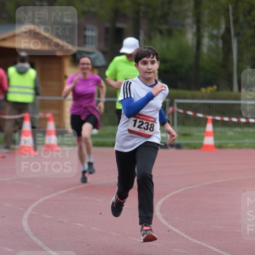 13.04.2025 - Hammer Lauf A. Gomolzig http://msf.ph/oto/7666830 13.04.2025 12:47:26 Ziel 246, 247 meine-sportfotos.de