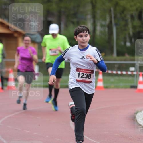 13.04.2025 - Hammer Lauf A. Gomolzig http://msf.ph/oto/7666831 13.04.2025 12:47:26 Ziel 246, 247 meine-sportfotos.de