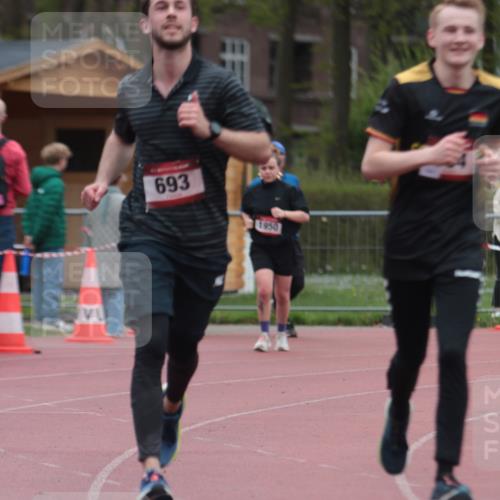 13.04.2025 - Hammer Lauf A. Gomolzig http://msf.ph/oto/7667125 13.04.2025 12:52:31 Ziel 693, 704 meine-sportfotos.de