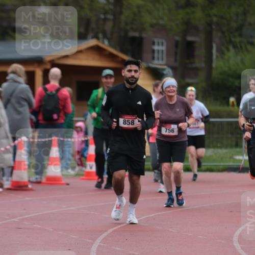 13.04.2025 - Hammer Lauf A. Gomolzig http://msf.ph/oto/7667188 13.04.2025 12:53:52 Ziel 218, 302, 502, 756, 858, 1567, 1571, 1572, 1896 meine-sportfotos.de