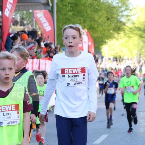 25.04.2025 - Das Zehntel Luisa Fischer http://msf.ph/oto/7678970 26.04.2025 08:52:11 Ziel 1177, 1488, 1546, 1757, 1943, 2010, 2213, 2309, 2348, 2505, 2621, 2644, 2684, 2700, 2779, 2848, 2853, 2907, 2960, 2975, 3049, 3066, 3099, 3188, 3538, 3877 meine-sportfotos.de