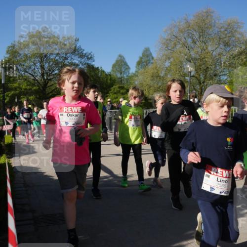 25.04.2025 - Das Zehntel Zöllner http://msf.ph/oto/7755507 26.04.2025 08:47:38 Laufen 3300, 2301, 255, 2555 meine-sportfotos.de