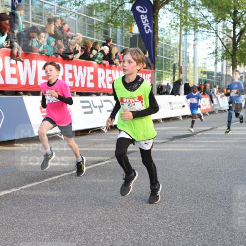 25.04.2025 - Das Zehntel Lena Gebhardt http://msf.ph/oto/7782632 26.04.2025 08:52:17 Ziel 1122, 1127, 1166, 1176, 1188, 1207, 1208, 1232, 1245, 1418, 1654, 1788, 1939, 1979, 2015, 2023, 2029, 2149, 2161, 2187, 2216, 2355, 2364, 2804, 2859, 2886, 3060, 3085, 3160, 3161, 3171, 3212, 3225, 3404, 3407, 3450, 3467, 3496, 3516, 3530, 3595, 3822 meine-sportfotos.de